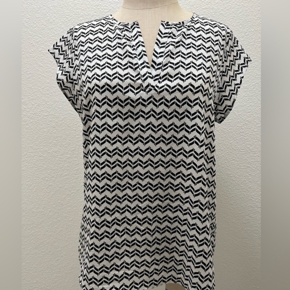 Lot of 5 Ivanka Trump Split Neck Top Cap Sleeves Large - Picture 3 of 11